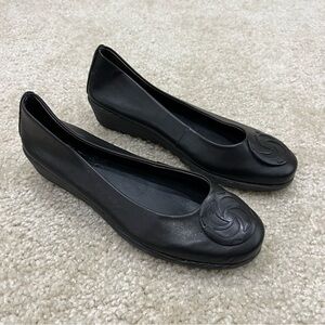 The FLEXX Women’s Run Away Wedge Pump Shoes Black Leather Slip On Size 6 EU 37,